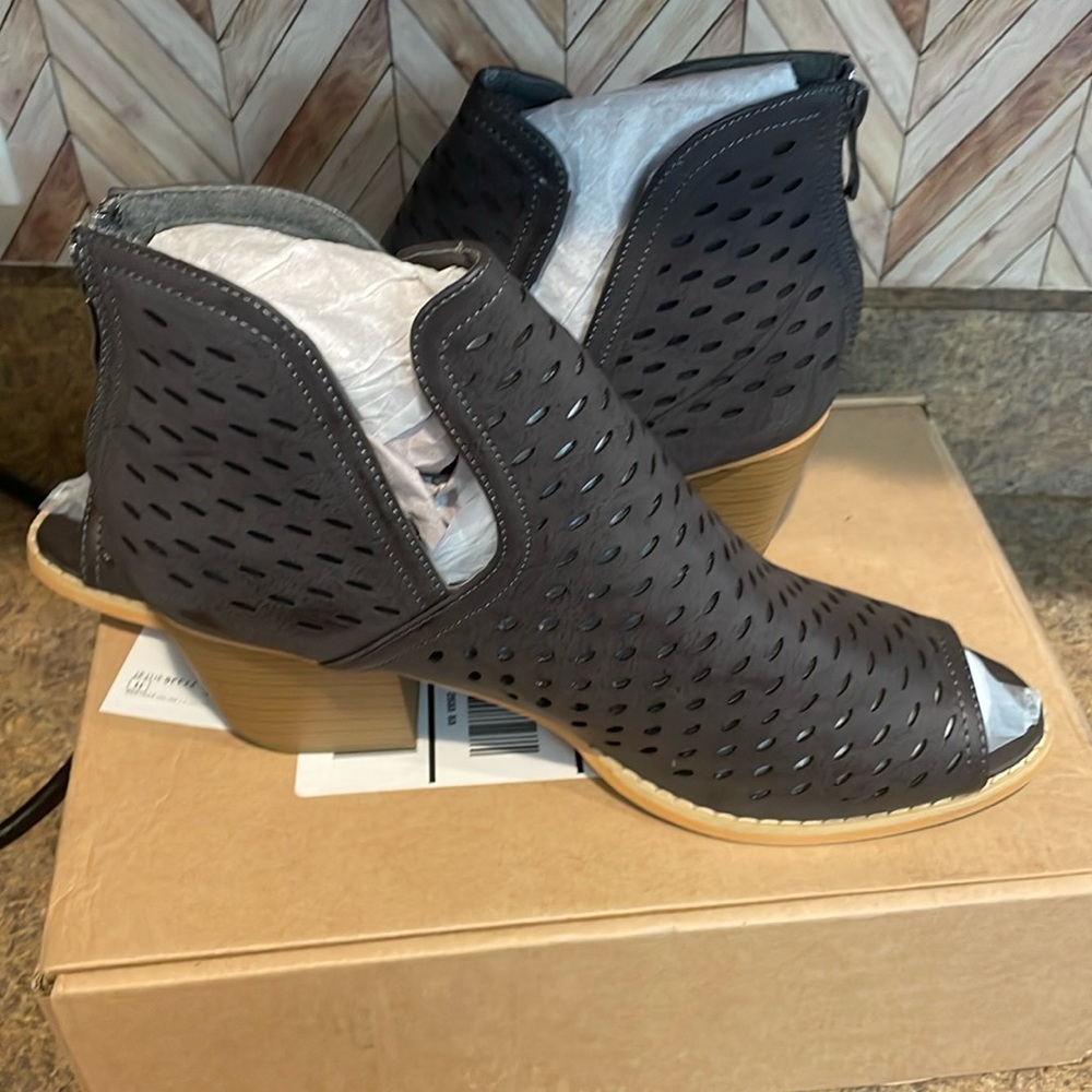 NIB Journey+Crew ankle zip back charcoal gray boots 10.5